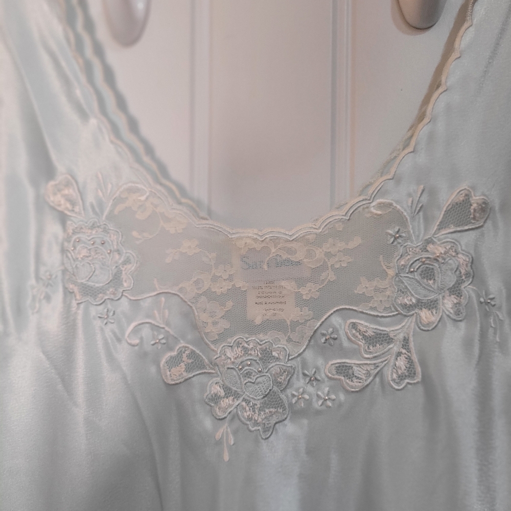 Vintage Sara Beth elegant White Lace Blue Trim Nightgown.